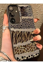 Load image into Gallery viewer, Samsung Galaxy S21 Fe Uyumlu Kılıf Leopar Desenli Kahverengi Çizgili Metalik Tuşlu Kamera Çıkıntılı
