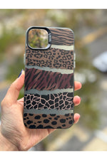 Load image into Gallery viewer, iPhone 12/12 Pro Uyumlu Kılıf Leopar Desenli Kahverengi Çizgili Metalik Tuşlu Kamera Kenar Çıkıntılı

