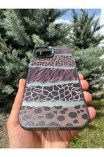 Load image into Gallery viewer, iPhone 11 Uyumlu Kılıf Leopar Desenli Kahverengi Çizgili Metalik Tuşlu Kamera Kenar Çıkıntılı Kapak
