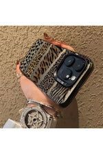 Load image into Gallery viewer, iPhone 14 Pro Uyumlu Kılıf Leopar Desenli Kahverengi Çizgili Metalik Tuşlu Kamera Kenar Çıkıntılı
